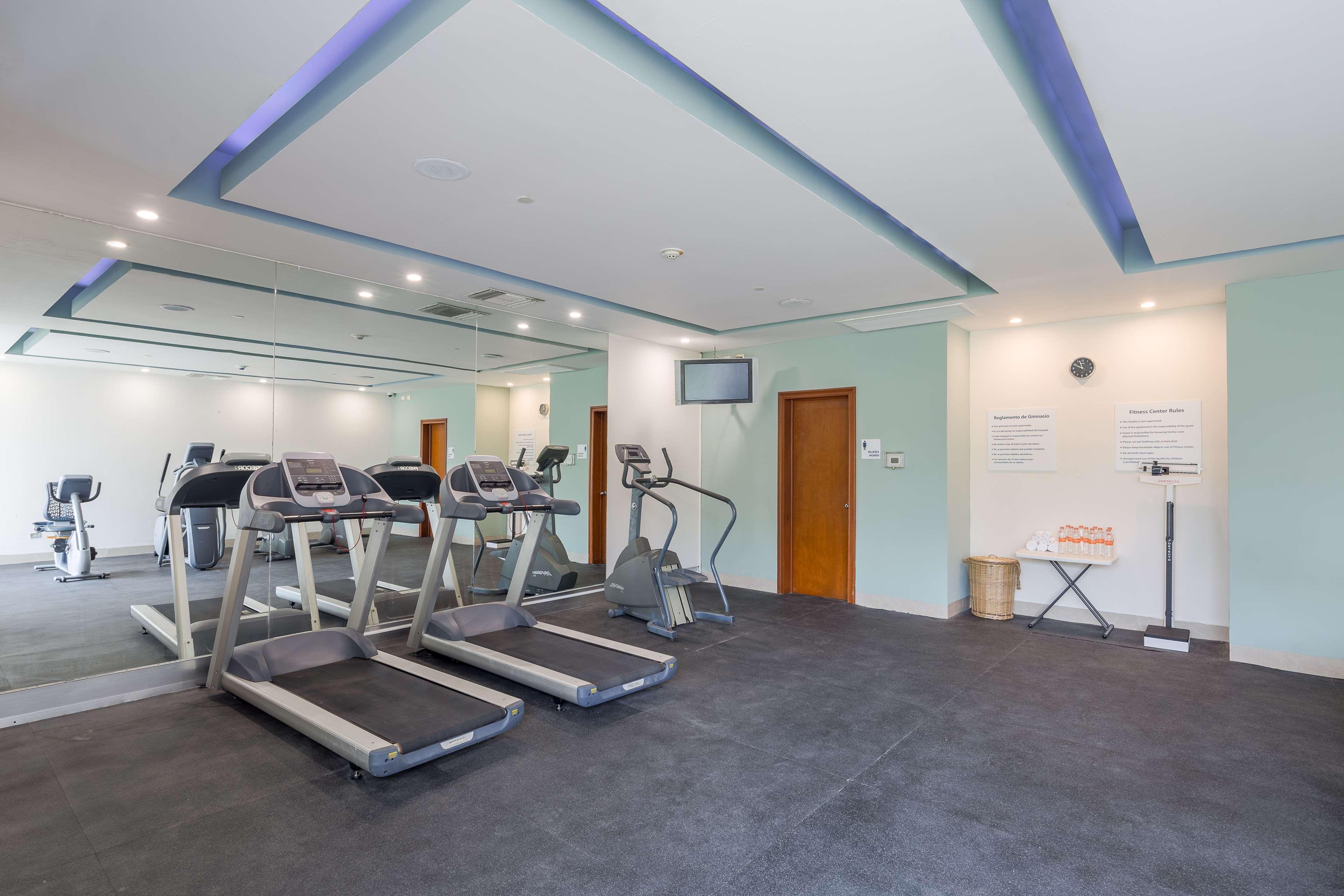 Hotel Wyndham Garden Playa del Carmen Exterior foto The gym at the hotel