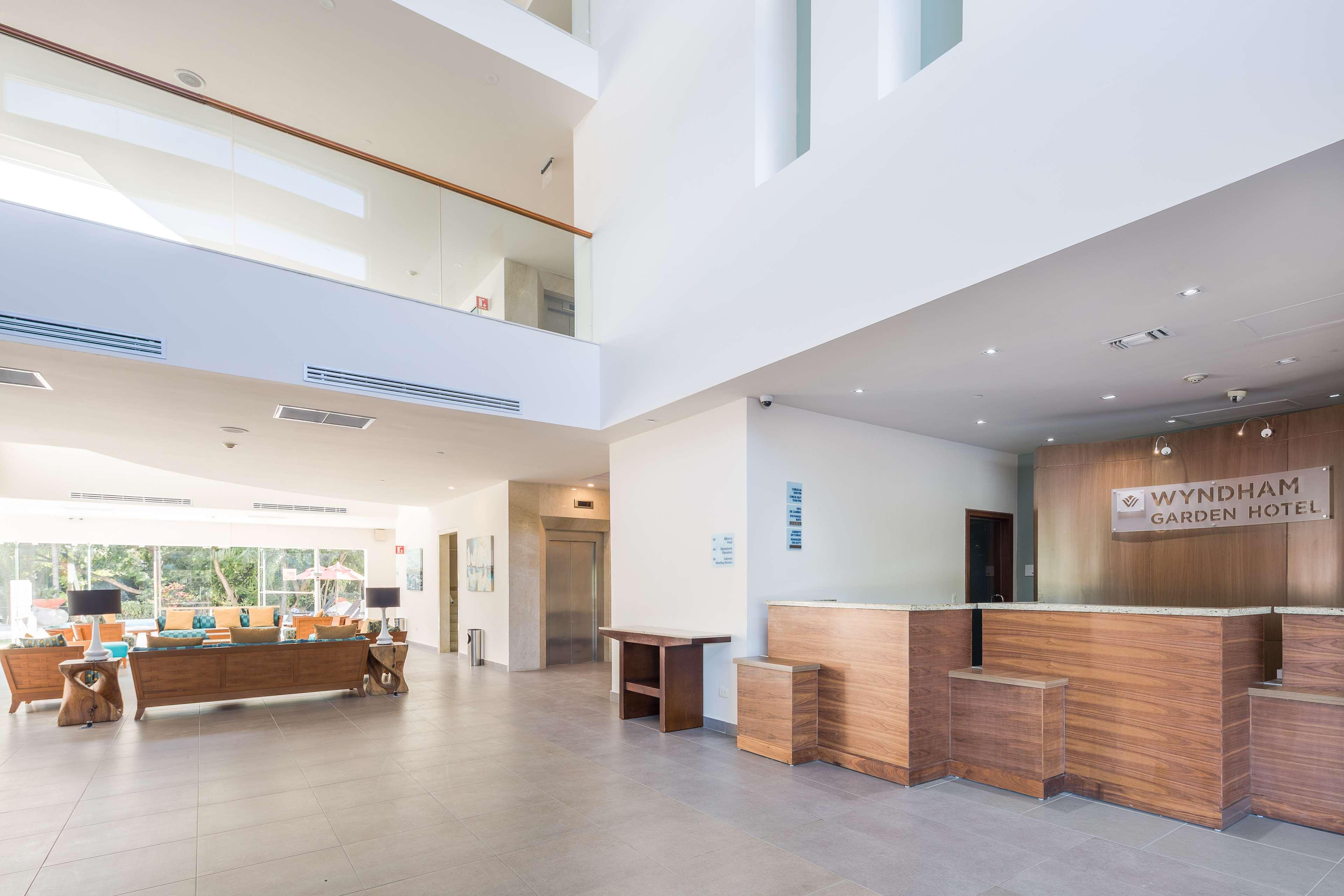 Hotel Wyndham Garden Playa del Carmen Interior foto The reception area of the new building
