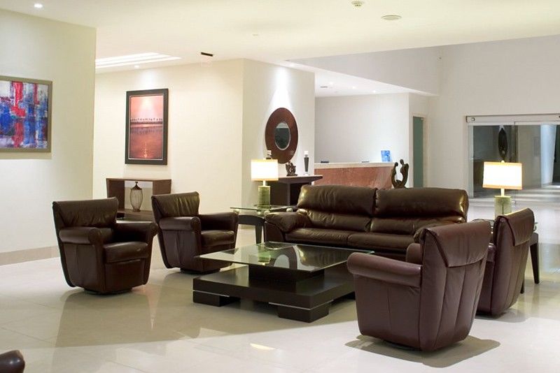 Hotel Wyndham Garden Playa del Carmen Exterior foto A living room with leather furniture