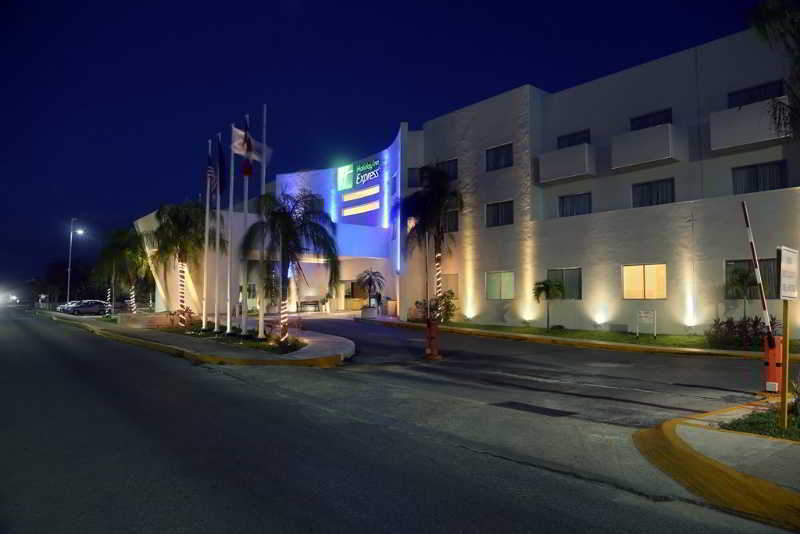 Hotel Wyndham Garden Playa del Carmen Exterior foto Holiday Inn in Cancún, Mexico